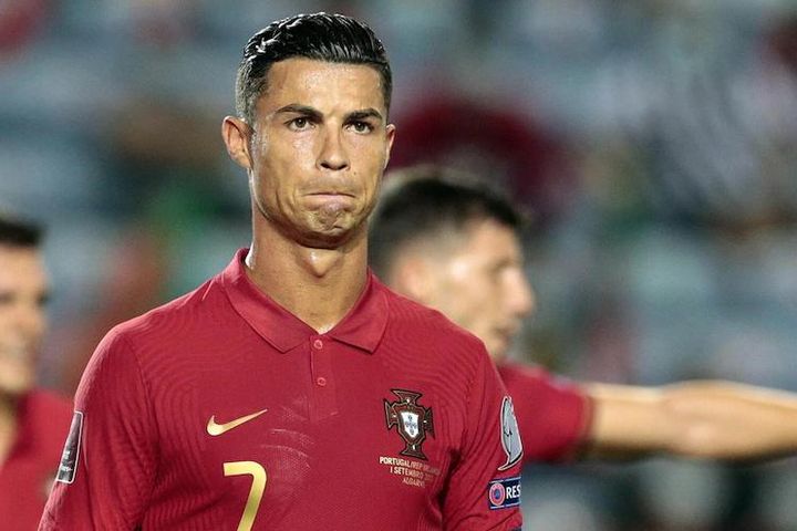 Cựu hậu vệ Carragher lo Ronaldo sẽ 'gây ra nhiều vấn đề cho MU'