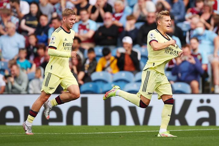 Odegaard sút phạt cực đỉnh, Arsenal đả bại Burnley