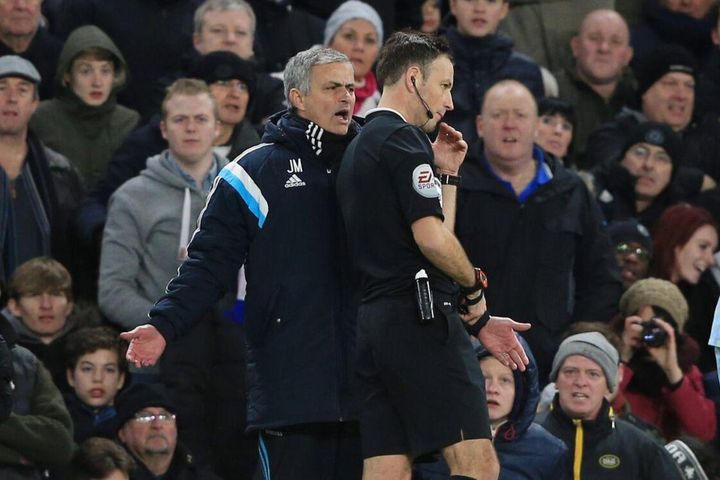 Cựu trọng tài kể khoảnh khắc ném giày vào HLV Mourinho: 'Hãy cút khỏi phòng của tôi'