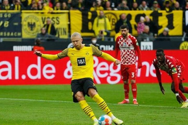 Haaland lập cú đúp, Dortmund lần đầu lên đỉnh Bundesliga