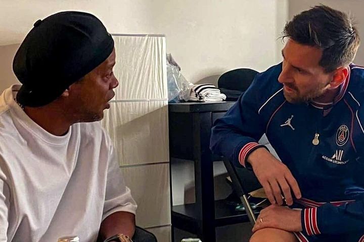 Barca không hài lòng Ronaldinho nói về Messi