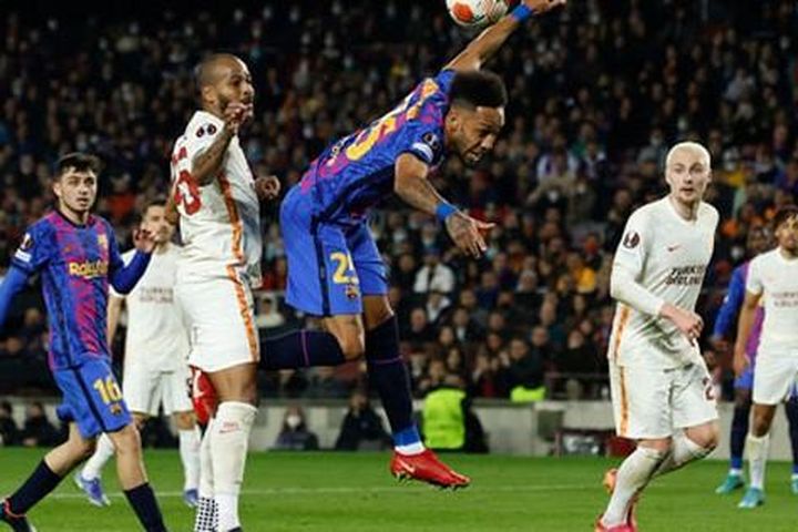 Barcelona níu kéo hy vọng ở trận 'siêu kinh điển'