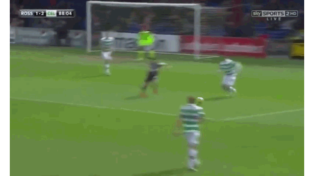 Clip: Cầu thủ giả vờ ngã kiếm penalty và cái kết cực khó tin