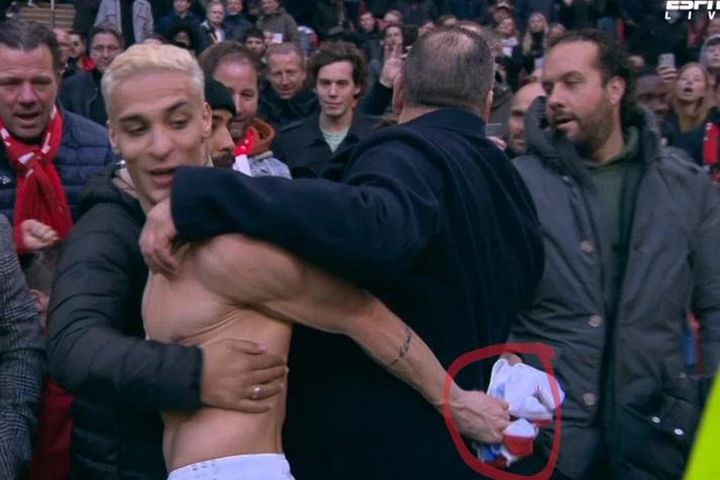 Fan đóng vai siêu trộm, thản nhiên lấy mất áo đấu của sao Ajax