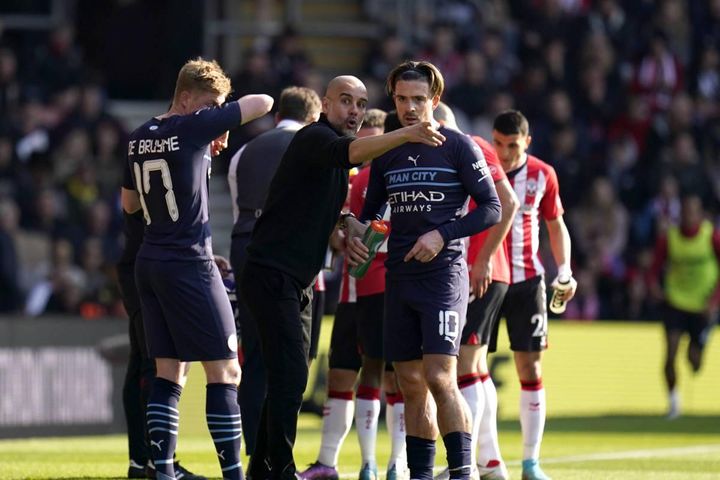 Pep Guardiola đọc thần chú, 'thưởng' gấp các cầu thủ Man City
