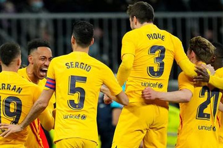 Busquets thách thức chức vô địch sau khi Barcelona đè bẹp Real