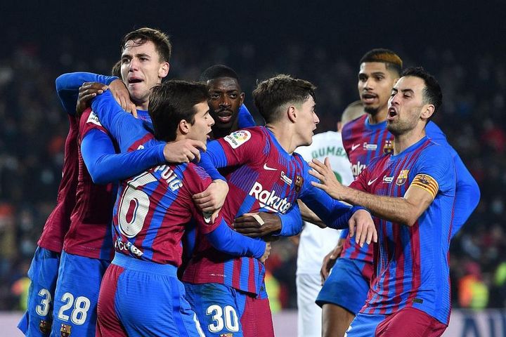 Xavi đang hồi sinh Barcelona như thế nào?