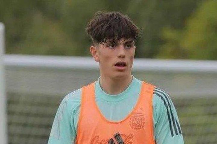 Cầu thủ của đội U18 Man United tập luyện cùng tuyển Argentina
