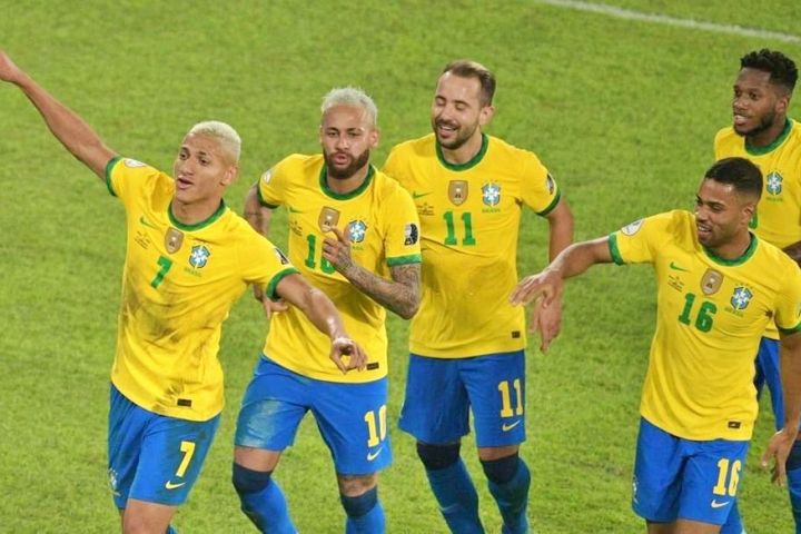 MU tính chiêu mộ đồng đội của Fred ở ĐT Brazil