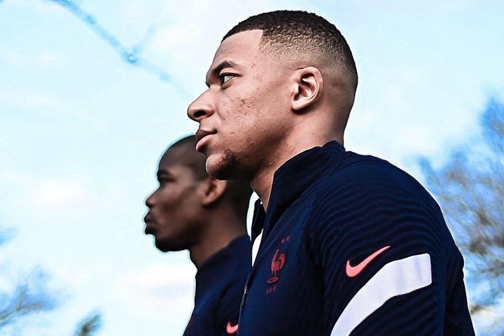 Pogba hỏi thăm Mbappe khi hội quân cùng tuyển Pháp