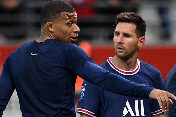 Phòng thay đồ PSG chia phe, Mbappe đối đầu với Messi