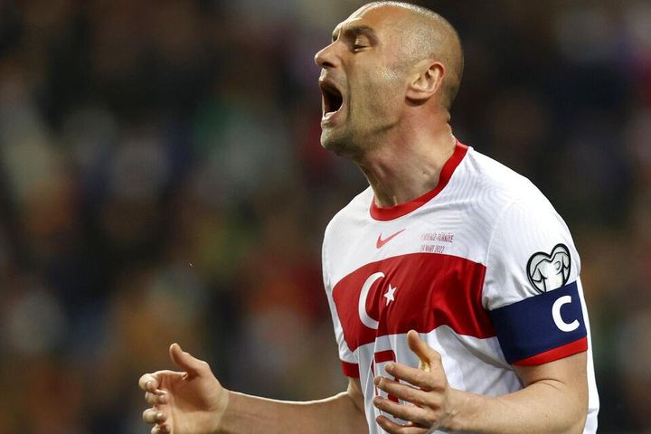 Thủ quân tuyển Thổ Nhĩ Kỳ ra quyết định gây sốc sau khi đá bay cơ hội dự World Cup của đội nhà