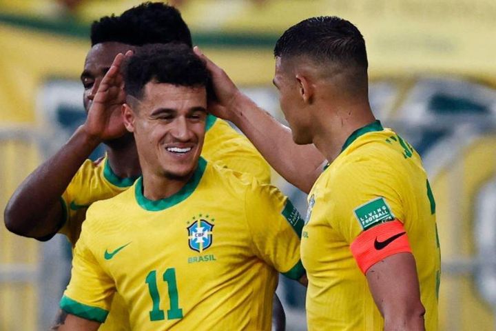 Coutinho ghi bàn giúp Brazil thắng Chile 4-0