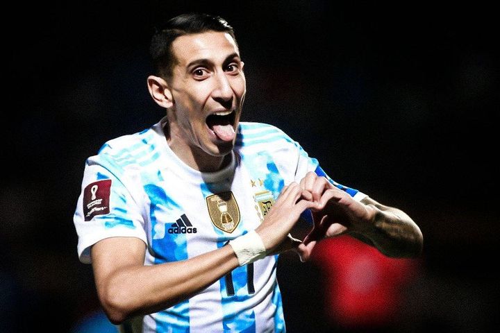 Di Maria lốp bóng qua 3 cầu thủ để ghi bàn
