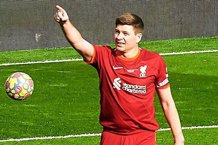 Gerrard sút tung lưới đội huyền thoại Barca