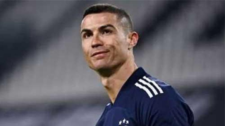 Ronaldo cân bằng kỷ lục cầu thủ ghi bàn nhiều nhất lịch sử bóng đá