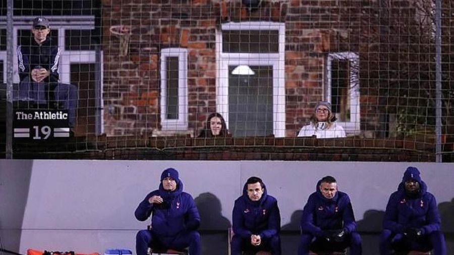 Mourinho, Tottenham giúp đội bóng nghiệp dư kiếm 9 tỷ đồng