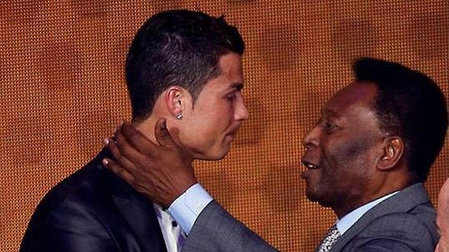 Ronaldo vượt mặt Pele và được 'vua' chúc mừng