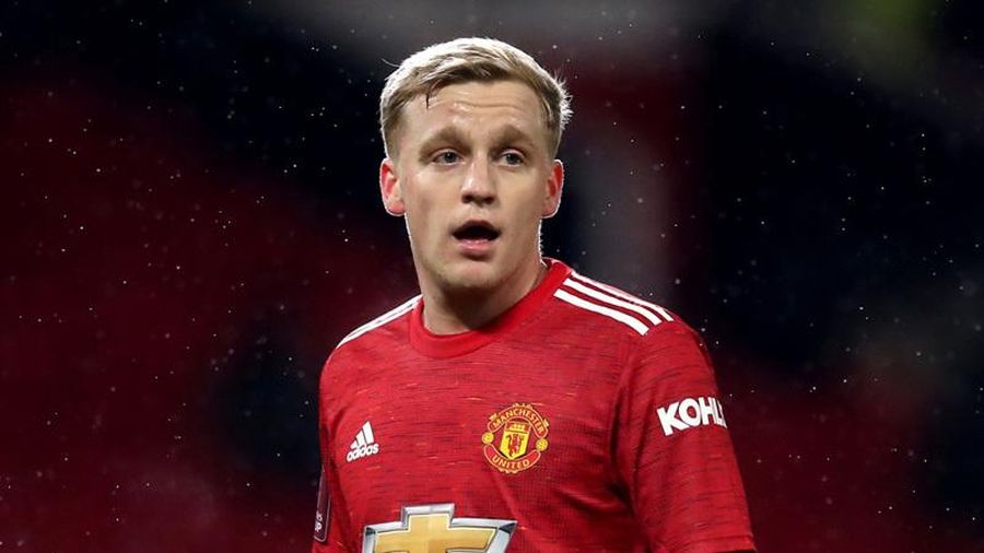 Rio Ferdinand chỉ trích quyết định MU mua Van de Beek