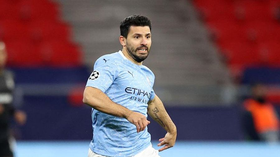 'MU nên ký hợp đồng với Aguero'