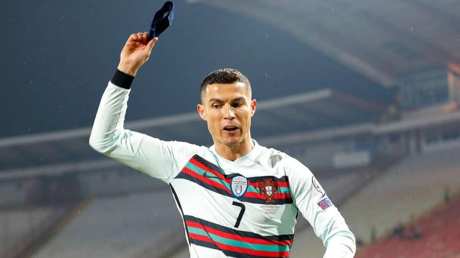 Ném băng đội trưởng ĐT Bồ Đào Nha, Ronaldo nói gì?
