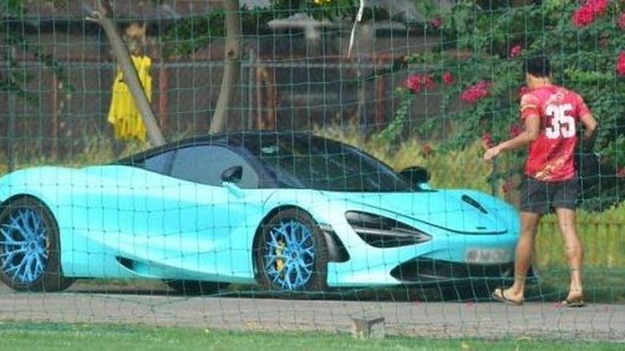 Thủ môn Bùi Tiến Dũng đi siêu xe 'triệu đô' McLaren 720s đến sân tập