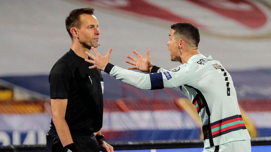 Ronaldo nói gì sau khi ném băng thủ quân Bồ Đào Nha?