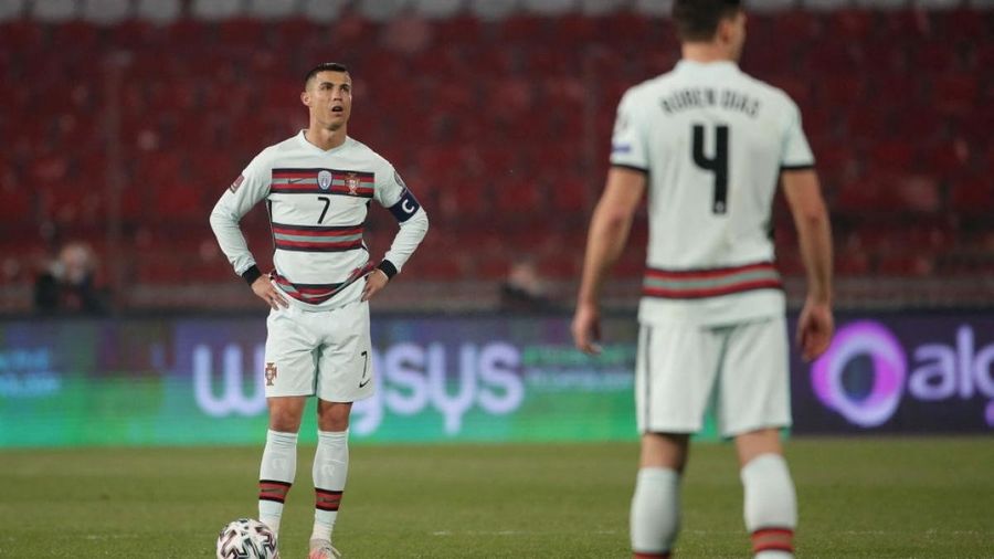 Ronaldo bị trọng tài 'cướp bàn thắng', Bồ Đào Nha hòa đau đớn Serbia