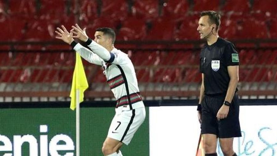 Trọng tài xin lỗi Cristiano Ronaldo vì tước bàn thắng