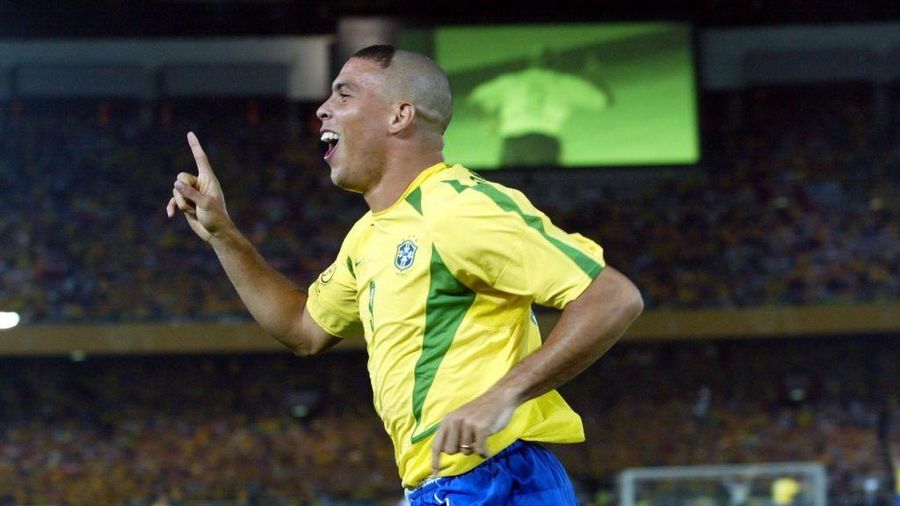 Ronaldo bất ngờ xin lỗi các bà mẹ vì kiểu tóc 'thằng Bờm'
