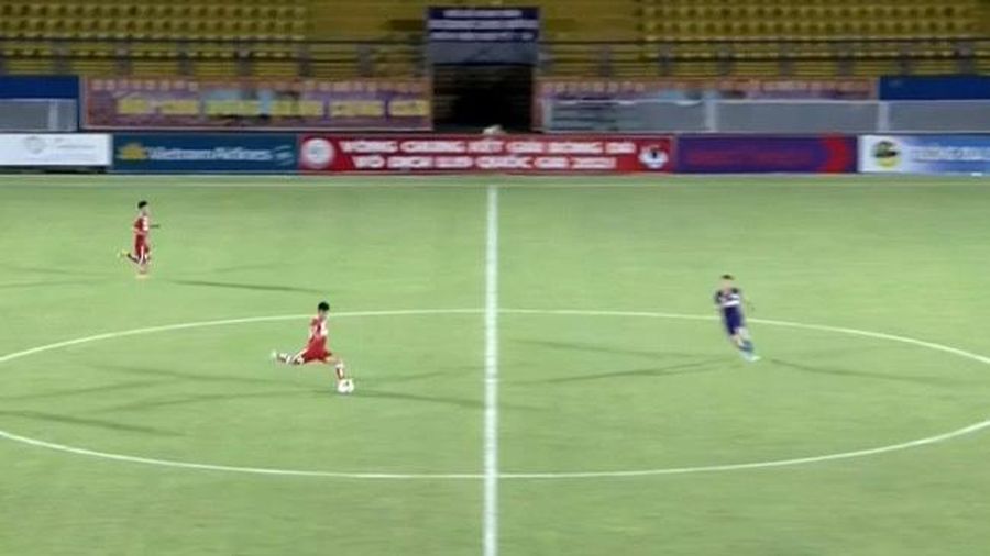 Cầu thủ U19 PVF tái hiện siêu phẩm từ giữa sân của Beckham