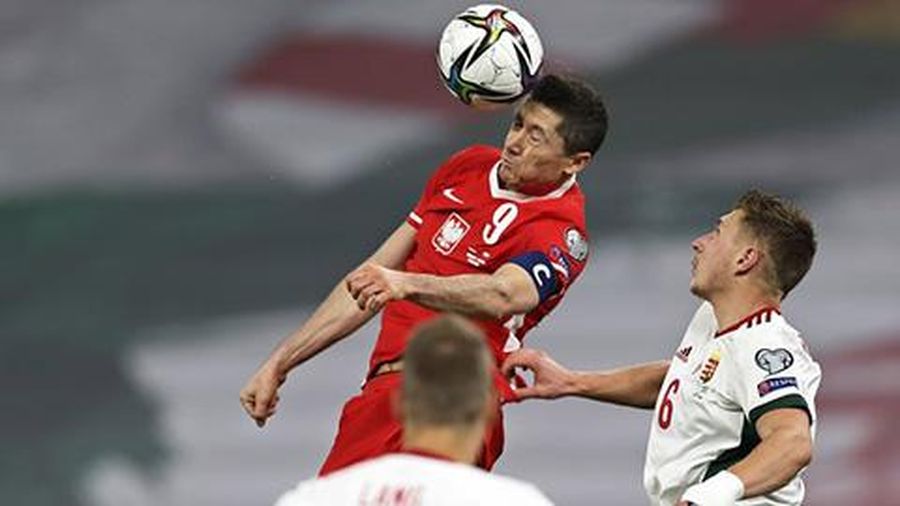 Dính 'virus FIFA', Lewandowski khiến Bayern và Ba Lan lo sốt vó
