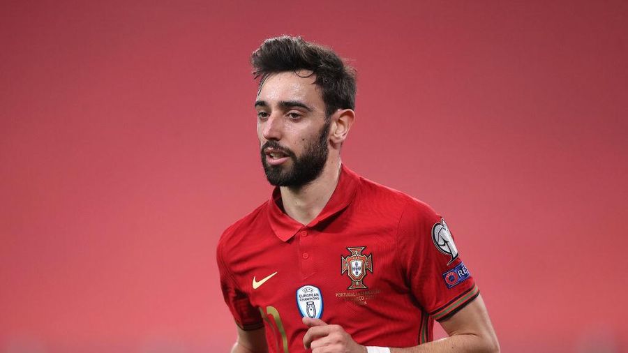 MU 'nhận quà' Bruno Fernandes, PSG âm thầm ký Aguero