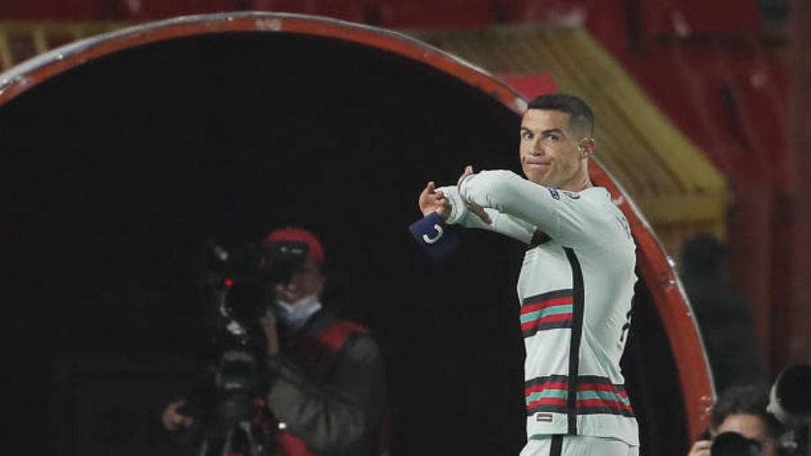 Đấu giá chiếc băng đội trưởng bị Ronaldo ném bỏ để cứu em bé sơ sinh mắc bệnh hiểm nghèo