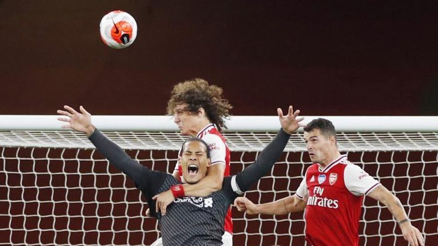 Arsenal và Liverpool khủng hoảng lực lượng trước đại chiến