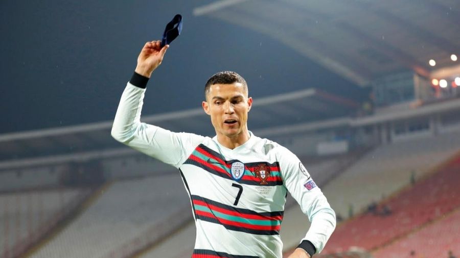 Chiếc băng đội trưởng bỏ đi của Ronaldo có giá 75.000 USD