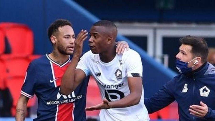 Neymar nhận thẻ đỏ lãng nhách