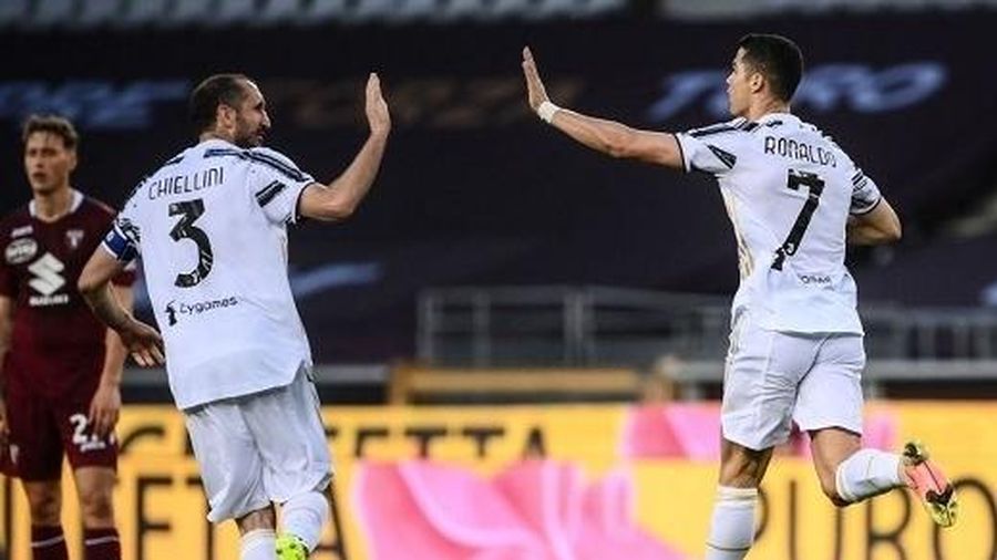 Ronaldo lên tiếng, Juventus thoát thua trước Torino
