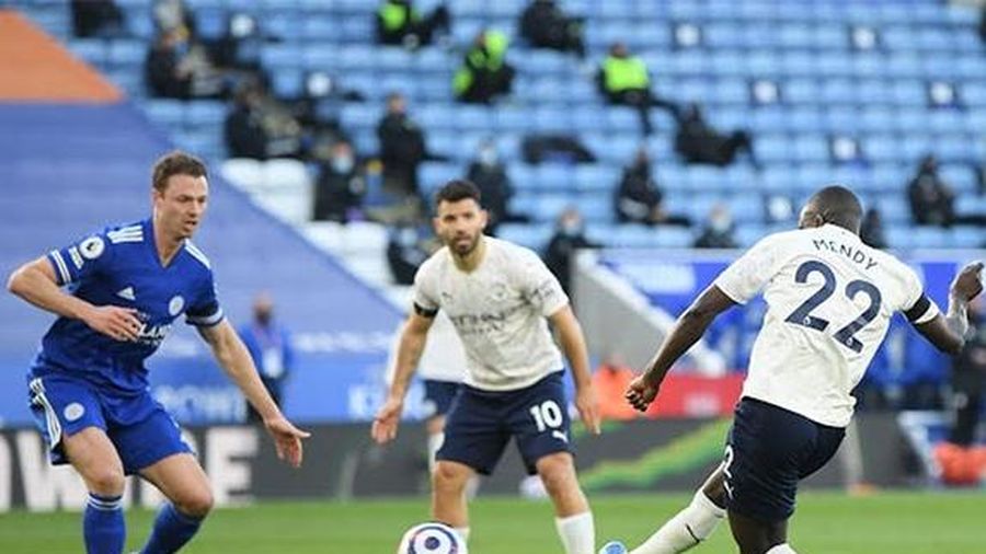 Man City tiến gần ngôi vô địch, Liverpool 'nghiền nát' Arsenal