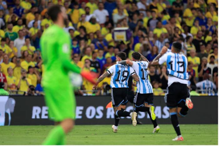 Thắng Brazil trong trận cầu bạo lực, Argentina trở lại ngôi đầu bảng