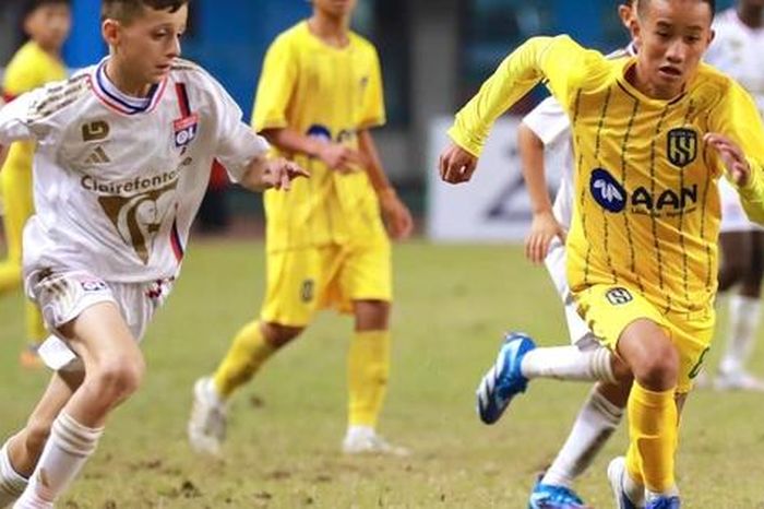 Clip: Cầu thủ nhí SLNA tạo siêu phẩm hơn 30 m vào lưới U12 Lyon