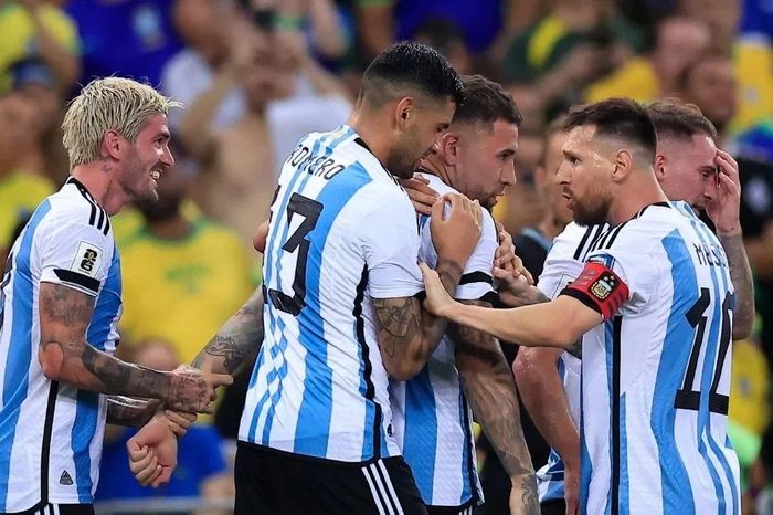 Argentina đánh bại Brazil trong Siêu kinh điển Nam Mỹ đầy bạo lực
