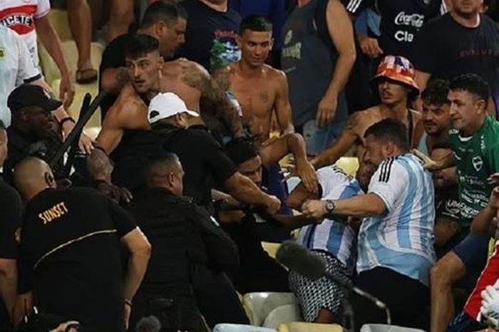 Đụng độ trên khán đài trong trận đấu giữa Brazil và Argentina