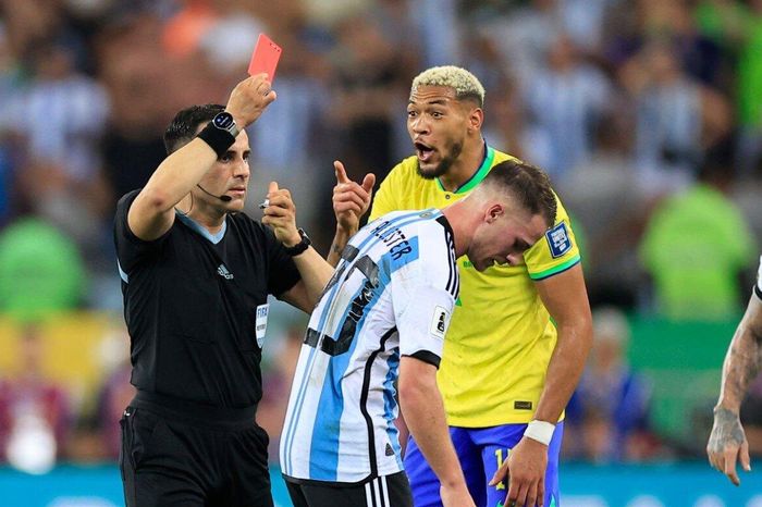 Siêu kinh điển Nam Mỹ khốc liệt: Cầu thủ Brazil, Argentina đá bóng như đấu vật