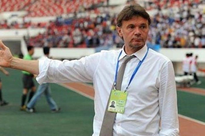 Bỏ ngôi sao dùng cầu thủ trẻ và vụ ẩu đả với CĐV của HLV Troussier ở Trung Quốc