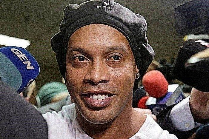 Báo Tây Ban Nha: Ronaldinho vỡ nợ, tài khoản còn 6 USD