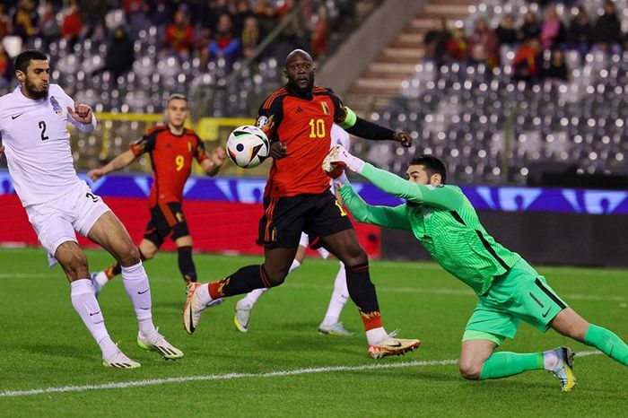 Lukaku: Gã hề rũ bùn vụt dậy sáng lòa