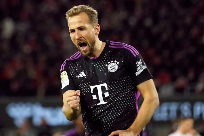 Harry Kane lập 2 kỷ lục, đưa Bayern Munich lên ngôi đầu Bundesliga