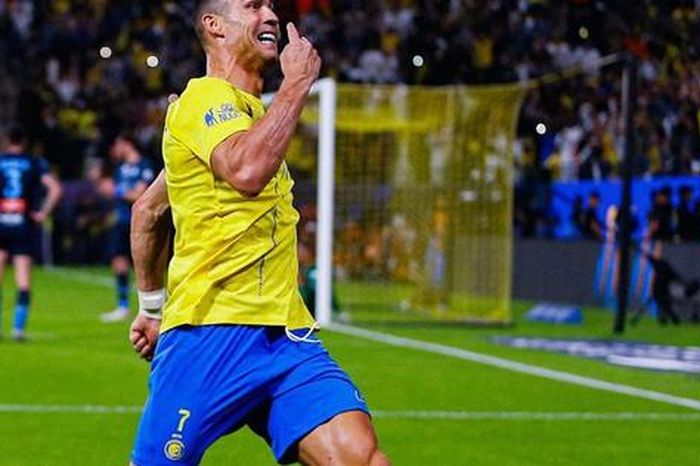 Ronaldo khiến cả thế giới ngả mũ thán phục với kỷ lục vô tiền khoáng hậu