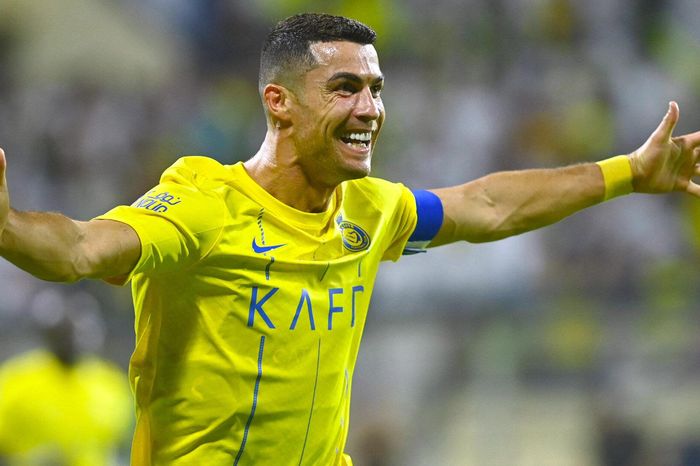 Lập siêu phẩm từ khoảng cách hơn 30m, Ronaldo đi vào lịch sử